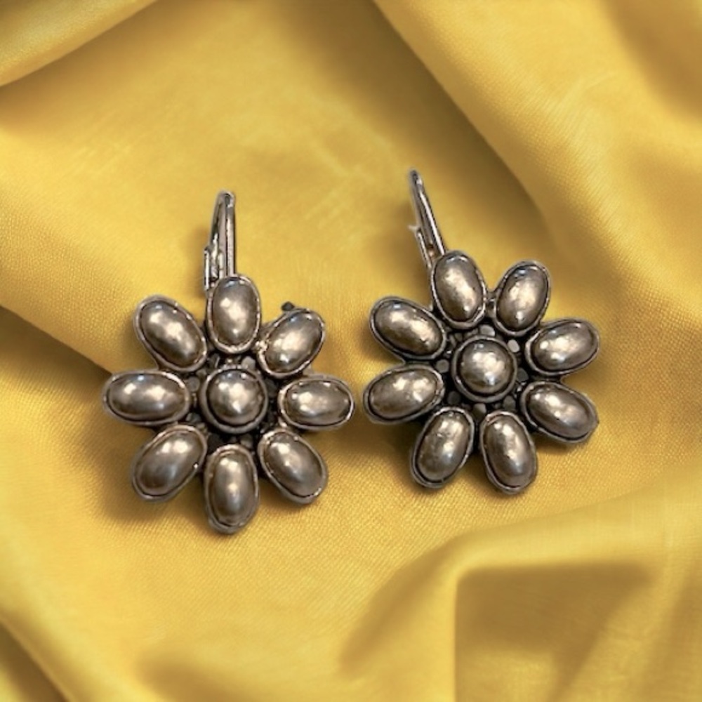VINTAGE MONET FLORAL LEVER BACK SILVER TONE EARRINGS